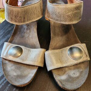 Grey Taos heeled sandals size 41 in good condition